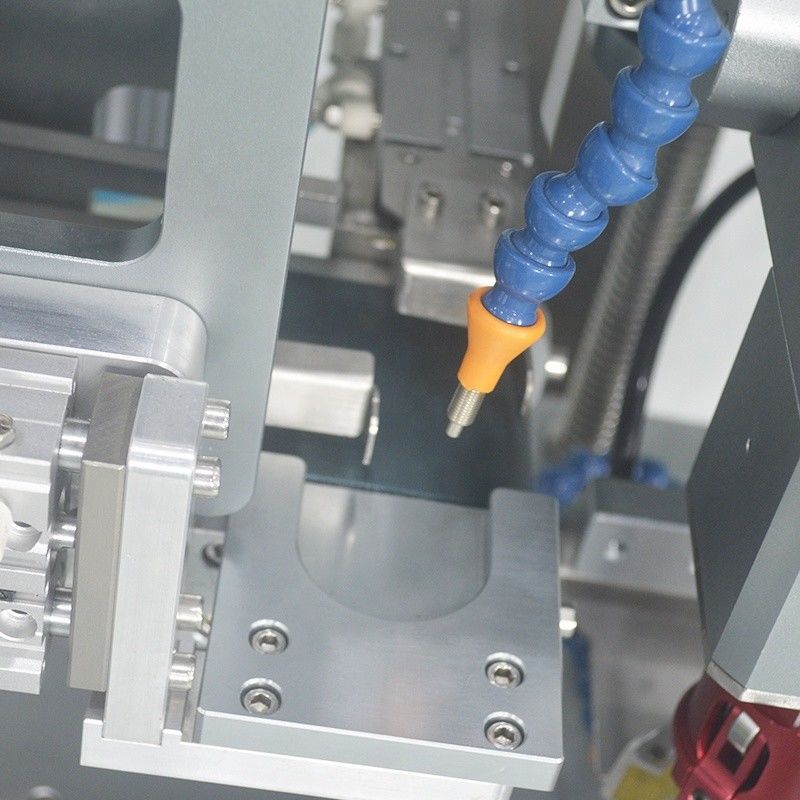 Máquina de tapado servo de cabeza única totalmente automática para botellas químicas diarias hechas de metal