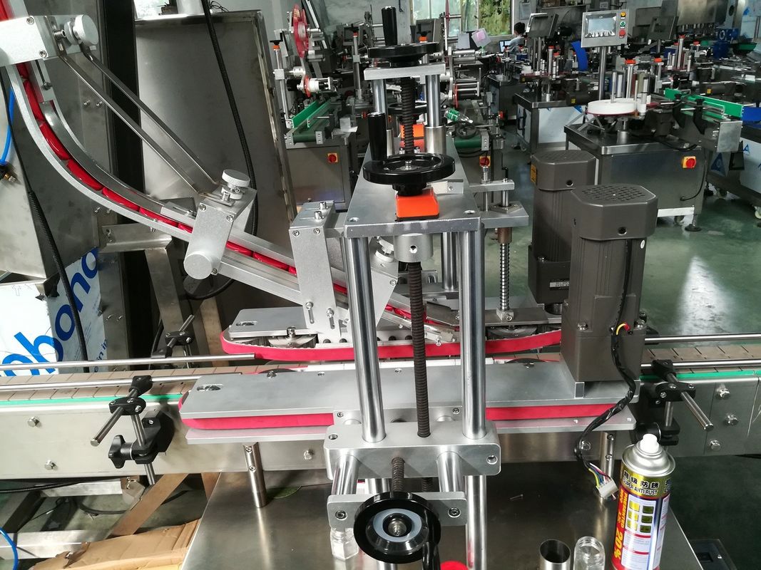 Máquina de tapado de botellas con rosca de plástico lineal totalmente automática para frotar la rueda de tapado