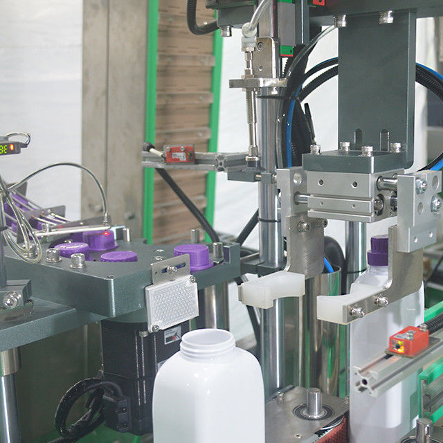 Máquina de tapón controlada por PLC para las cubiertas inferiores de los manipuladores en la industria química diaria