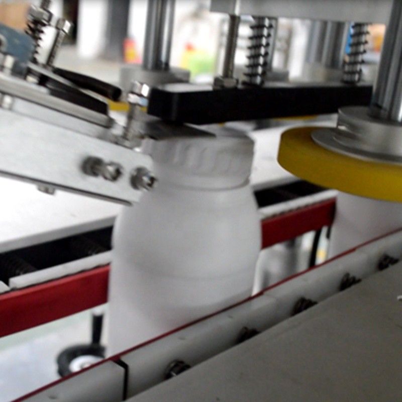 Máquina de tapón lineal totalmente automática para botellas con rosca metálica fácil de hacer y mantener