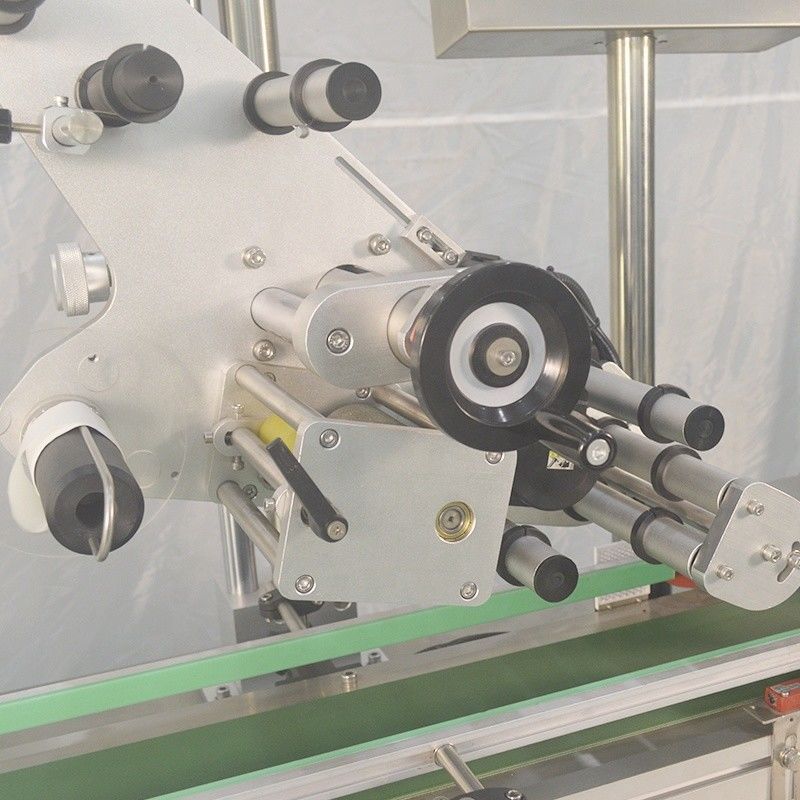 Máquina automática de etiquetado de superficies planas para botellas redondas