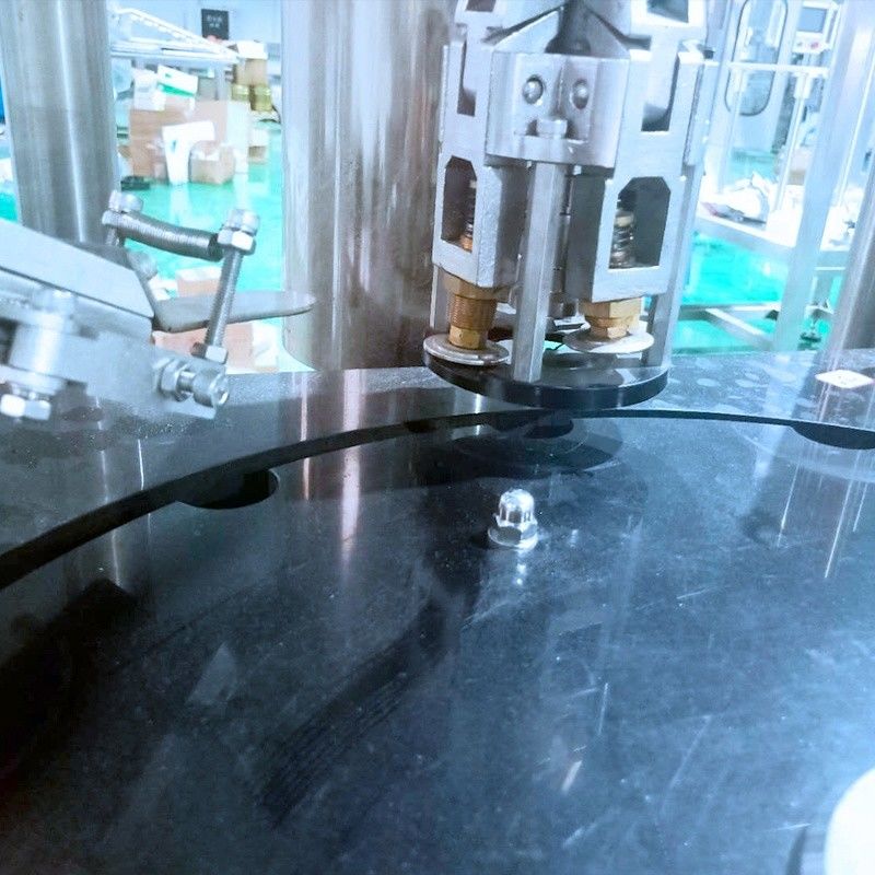 Tipo de embalaje de botellas Máquina automática de tapón de botella de corona para planta de fabricación
