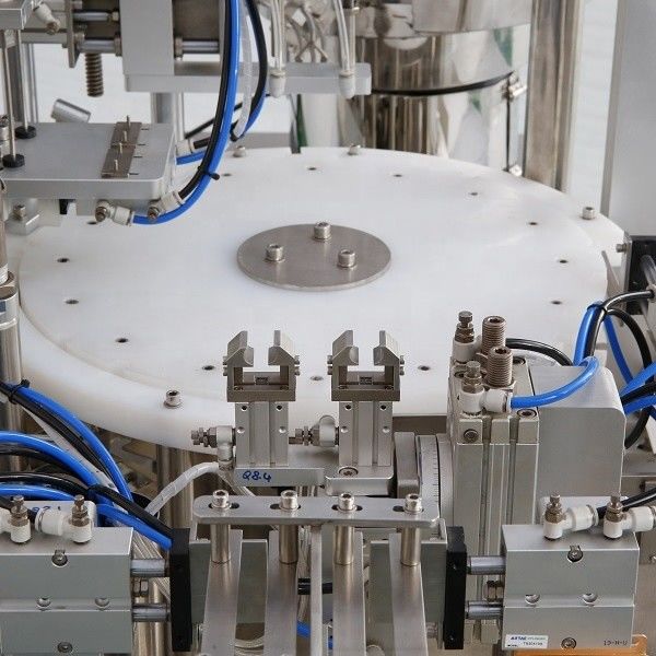 Máquina de relleno de la jeringa de gel automática completa con tapa para una precisión de relleno precisa ± 1 ml