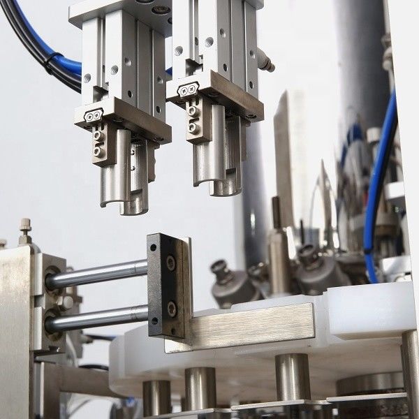 Máquina de relleno de la jeringa de gel automática completa con tapa para una precisión de relleno precisa ± 1 ml