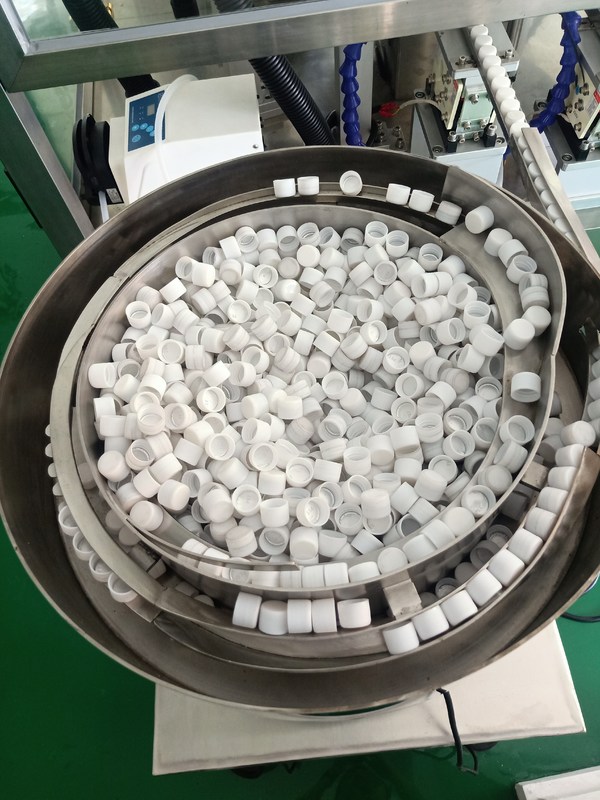 Máquina avanzada de clasificación automática de tapas de botellas de plástico para empacar la tapa de la botella