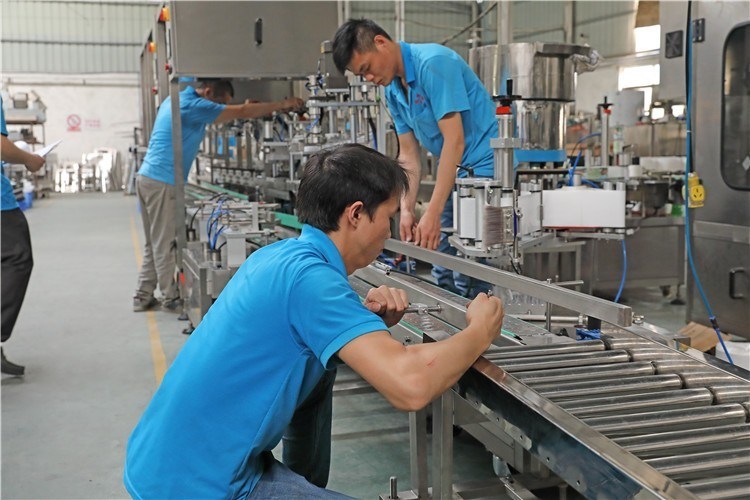 Máquina de tapón de tornillo automático de tipo de agarre para tapa de botella de plástico