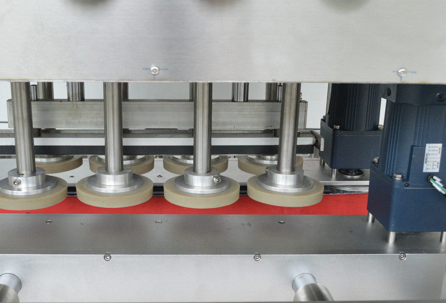Máquina de tapado lineal de rotación de ruedas de 8 pares para botellas de productos básicos de 30 a 120 mm de diámetro