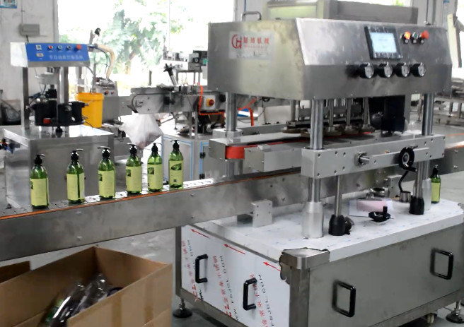 Máquina de tapado lineal de rotación de ruedas de 8 pares para botellas de productos básicos de 30 a 120 mm de diámetro