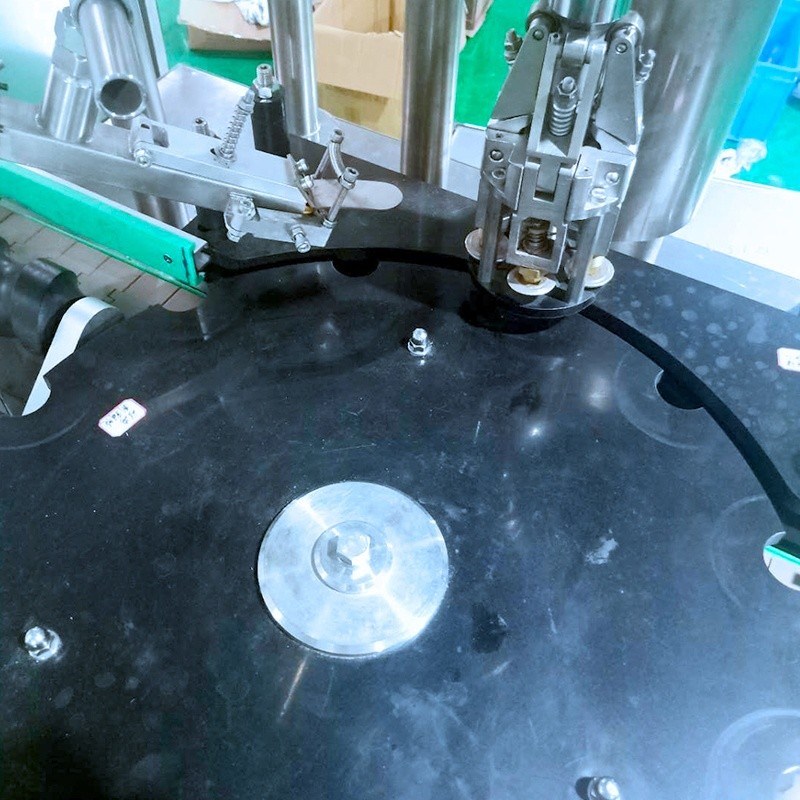 Máquina de tapado de tapas metálicas de botellas de vidrio líquido con componentes de núcleo de motor