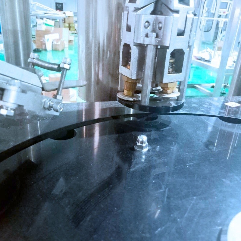 Máquina de tapado de tapas metálicas de botellas de vidrio líquido con componentes de núcleo de motor