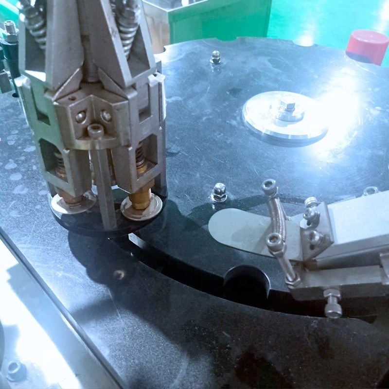 Máquina de tapado de tapas metálicas de botellas de vidrio líquido con componentes de núcleo de motor