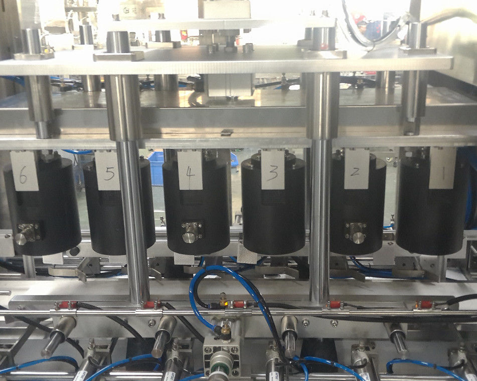 Máquina para cubrir botellas con cable transportador de tipo servo accionada por motor con presión de 0,6-0,8 MPa