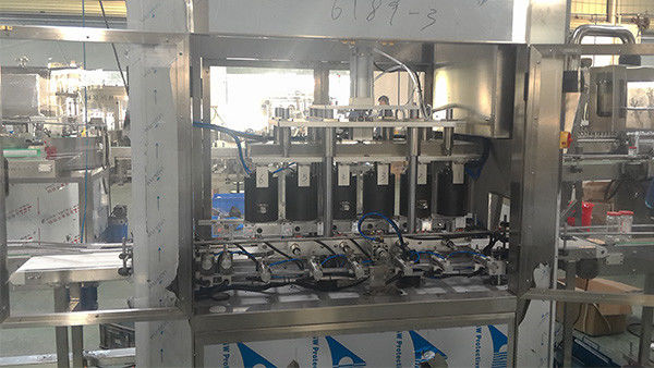 Máquina para cubrir botellas con cable transportador de tipo servo accionada por motor con presión de 0,6-0,8 MPa